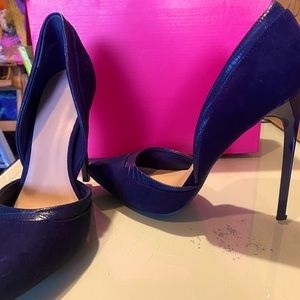Navy pumps